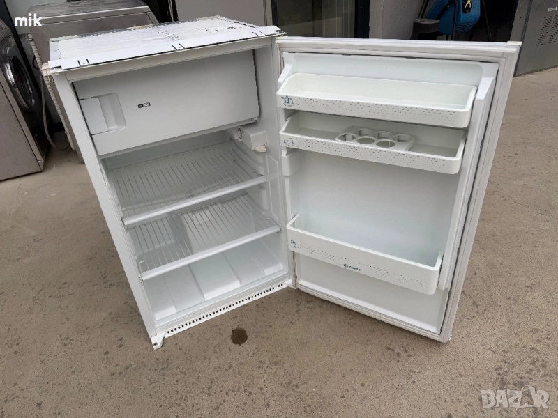 Малък хладилник с камера Индезит , снимка 1