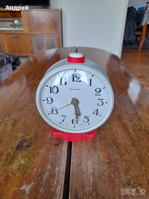 Стар настолен часовник будилник Янтар,Jantar, снимка 1