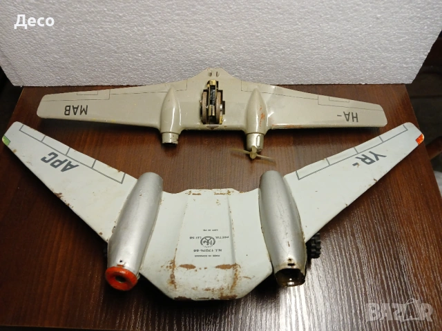 Стари крила от тенекиени самолети.