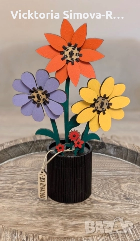 Дървена, ръчно рисувана саксийка с цветя