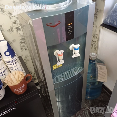 Работещ диспенсър за топла и студена вода