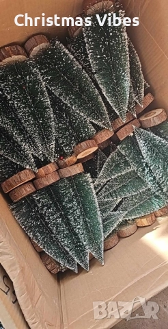 Миниатюрна декоративна изкуствена елха с поставка от дървено пънче, 30 см височина, снимка 8 - Декорация за дома - 52091588