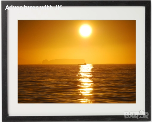 Авторски фотопринт "Златист залез в Антарктика" в черна рамка от MDF с паспарту с размер 50х40 см