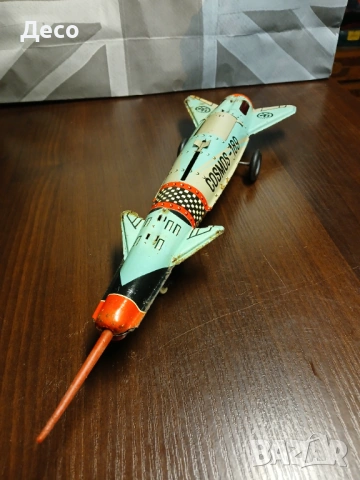 Стара румънска ламаринена играчка космически кораб.