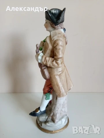 Статуетка бисквитен порцелан CAPODIMONTE маркирана , снимка 2 - Статуетки - 50495569