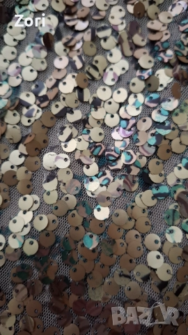 УНИКАЛНО КРАСИВА рокля с гръцко деколте, цялата в златисто-зелени пайети, снимка 4 - Рокли - 52585769