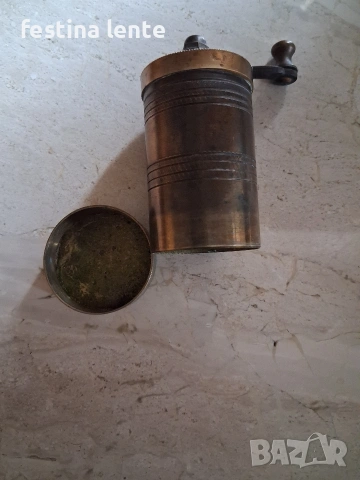 Стара месингова мелничка, снимка 4 - Антикварни и старинни предмети - 53901785