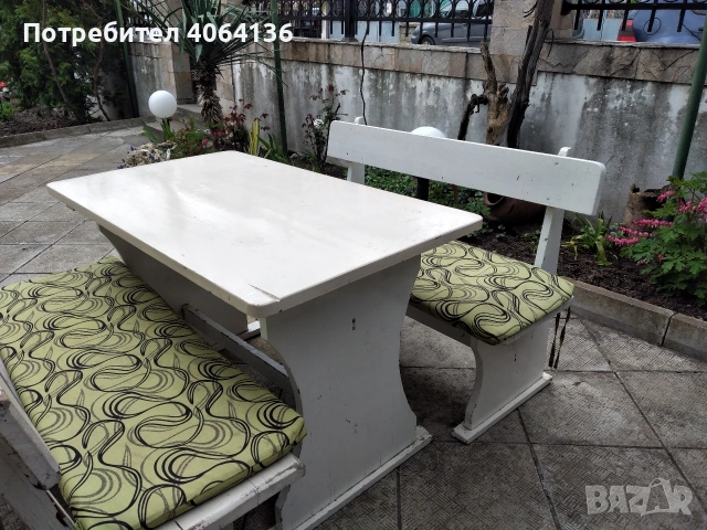 дървени маси с пейки