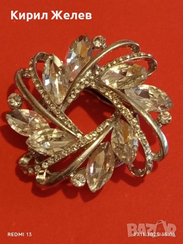 SWAROVSKI брошка прелестно кристално цвете с изящни триизмерни бели камъни 52236, снимка 6 - Други - 52562330