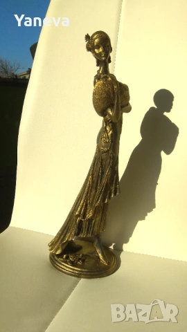 Статуетка на изискана дама в стил Art Deco . 