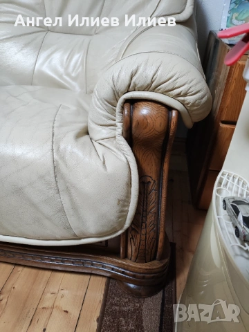 Продавам два броя триместни дивана естествена кожа и масивно дърво бук с дърворезба , снимка 2 - Дивани и мека мебел - 54010410