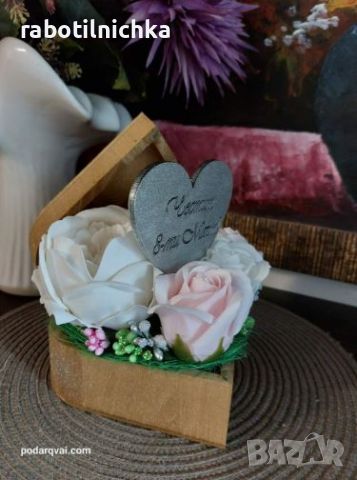Дървена кутия сърце със сапунени цветя в бяло и розово и гравирано пожелание, снимка 3 - Сувенири от дърво - 45616535