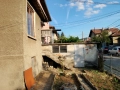 Собственик продава изгодно голям имот с ток и вода: 3 солидни къщи, 2 гаража, 4 мазета общо!, снимка 7