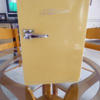 Ретро мини хладилник от Германия  - Жълт, снимка 1 - Хладилници - 45128761