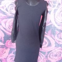 Екстравагантна черна къса рокля по тялото с дължи кожени ръкави и шикозно деколте от цветя С, снимка 2 - Рокли - 45933907