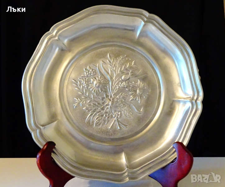 Калаена чиния с релефни цветя 500 гр.,25 см., снимка 1