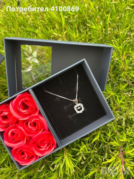 Красив нежен гердан в красива черна кутия с вечни червени рози , снимка 1