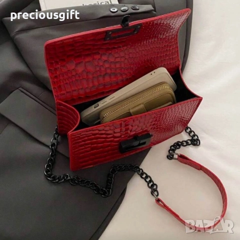 Дамска червена чанта, снимка 5 - Чанти - 54139393