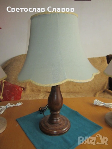 Масивна дизайнерска настолна лампа със стойка от стругован орех и красива светлозелена шапка, снимка 2 - Настолни лампи - 53021628