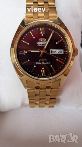 Часовник,с красив циферблат,променящ цветана светлина.