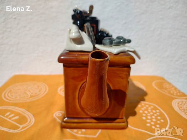 Голям, подписан чайник на Paul Cardew Бюро на криминален автор, снимка 10 - Декорация за дома - 53844772