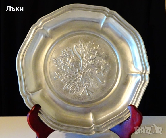 Калаена чиния с релефни цветя 500 гр.,25 см.