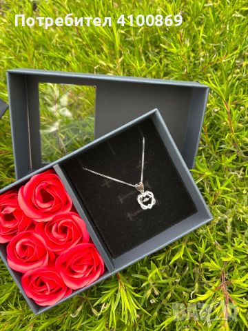 Красив нежен гердан в красива черна кутия с вечни червени рози , снимка 1 - Колиета, медальони, синджири - 45783264