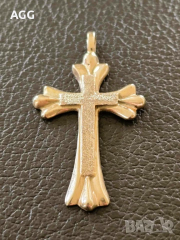 Елегантен и стилен златен кръст