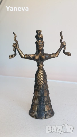 Бронзова статуетка на Минойска богиня със змиите , свързана с плодородието и природата. 