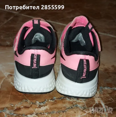 Детски маратонки Nike Revolution, снимка 3 - Детски маратонки - 47510435