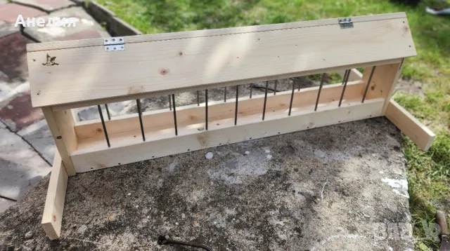 Дървена хранилка за кокошки и по-едри птици