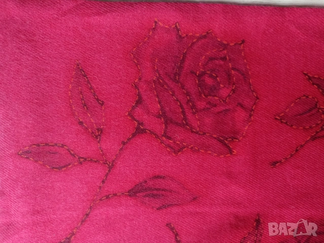 Дамски шал Emanuel Ungaro, снимка 4 - Шалове - 53682842