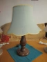 Масивна дизайнерска настолна лампа със стойка от стругован орех и красива светлозелена шапка, снимка 2