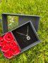 Красив нежен гердан в красива черна кутия с вечни червени рози , снимка 1 - Колиета, медальони, синджири - 45783264
