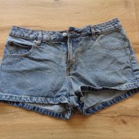 Дамски дънкови къси панталони, снимка 1 - Къси панталони и бермуди - 45748177