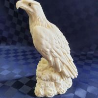 Масивна пластика на бял орел, снимка 2 - Антикварни и старинни предмети - 45700483