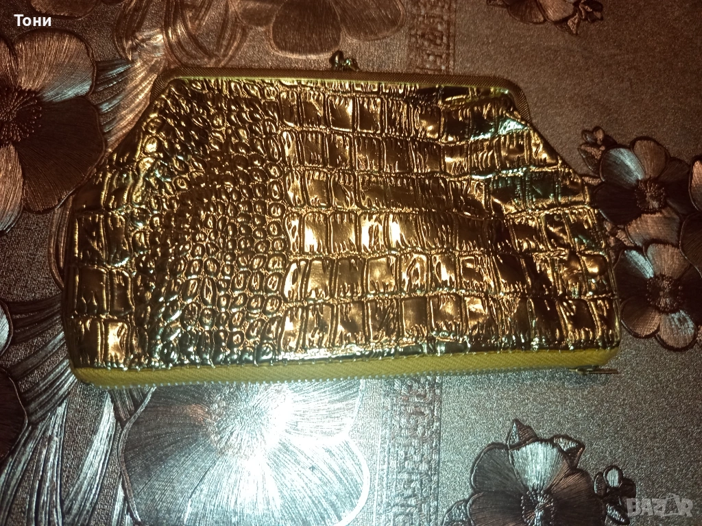 Ново Дамско Златисто Кожено Портмоне, снимка 1