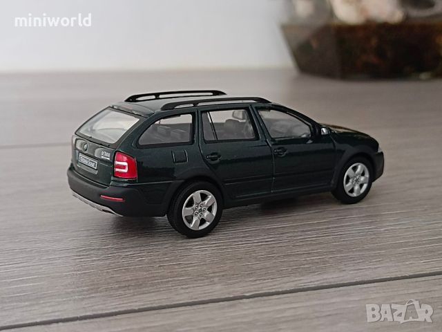 Skoda Octavia Combi Scout - мащаб 1:43 на Abrex моделът е нов в PVC дисплей-кейс, снимка 4 - Колекции - 46322006