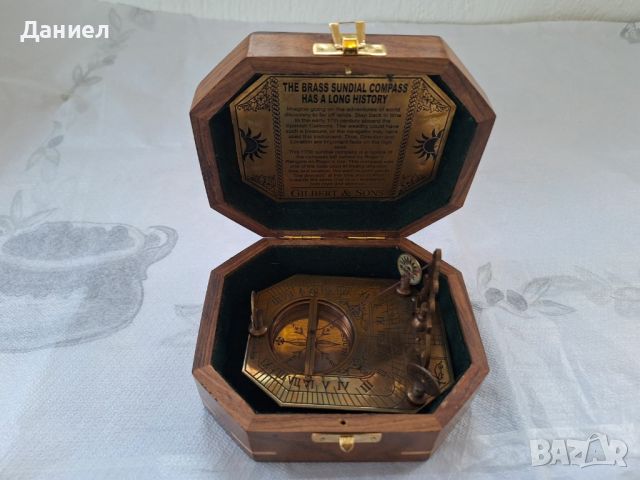 Компас със слънчев часовник от масивен бронз в дървена кутия