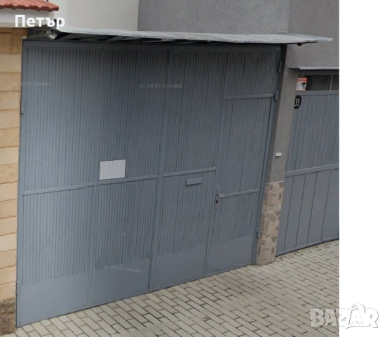 Голяма масивна гаражна с входна врата