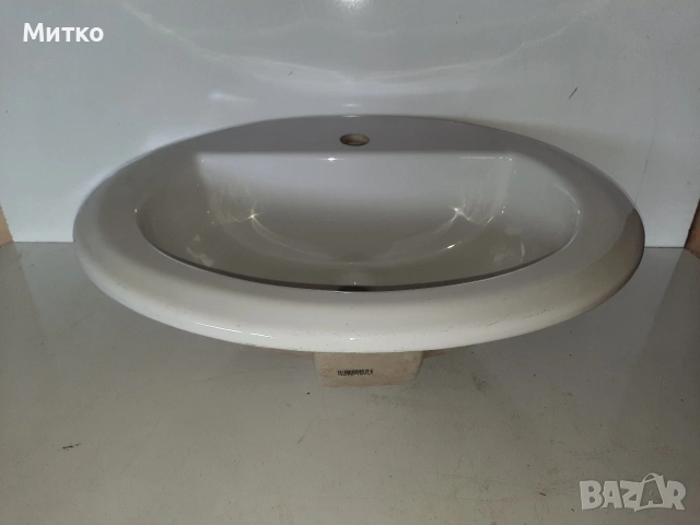 Порцеланова бяла мивка за баня със дребна забележка 