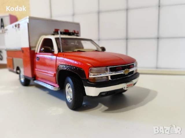 Chevrolet Suburban преработен във линейка 1/18