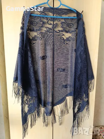 Тъмносин дантелен триъгълен шал на цветя