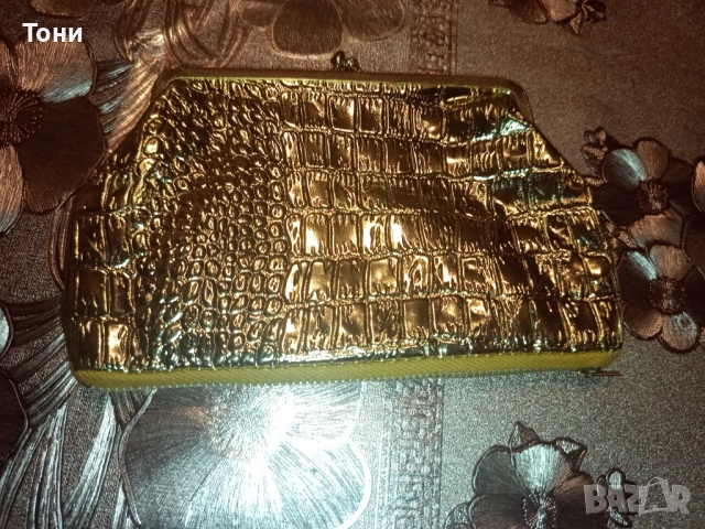 Ново Дамско Златисто Кожено Портмоне