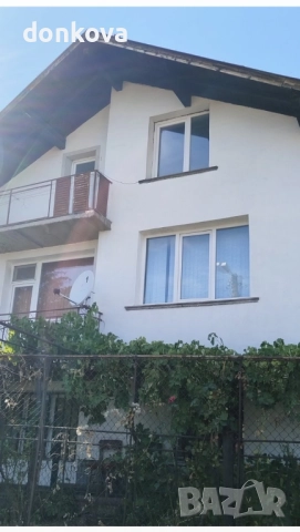 къща Перник Център над болницата.