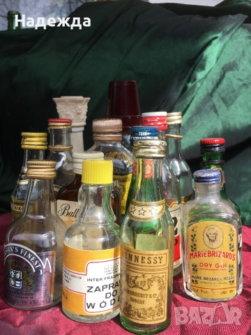 Колекция стъклени бутилчици от алкохол 