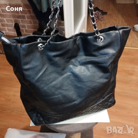 Дамска чанта в черно, кожена с  дръжки  тип верижки, снимка 4 - Чанти - 46474890