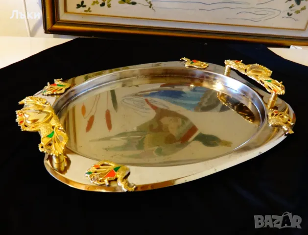 Посребрен поднос,пауни,позлатени дръжки. 