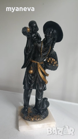 Азиатска статуетка в традиционен етно стил, символ на майчина обич, грижовност и изобилие. 