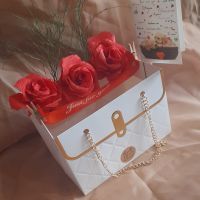 Чантичка с ръчно изработени рози , снимка 1 - Подаръци за жени - 45432435